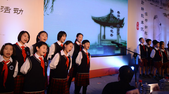 頒獎(jiǎng)現(xiàn)場打工子弟學(xué)校學(xué)生進(jìn)行了誦讀表演