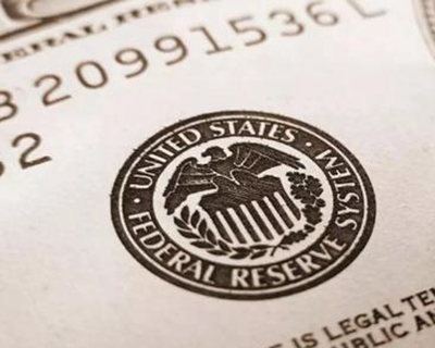 【財經(jīng)翻譯官】美聯(lián)儲的&ldquo;零息+量寬&rdquo;意味著什么？