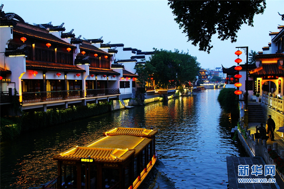 夜色秦淮河，璀璨醉人心