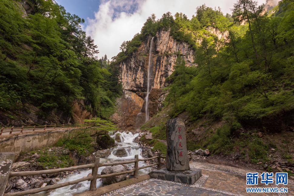 重崖森迥瀑飛先，鵝溝炎夏水風(fēng)涼