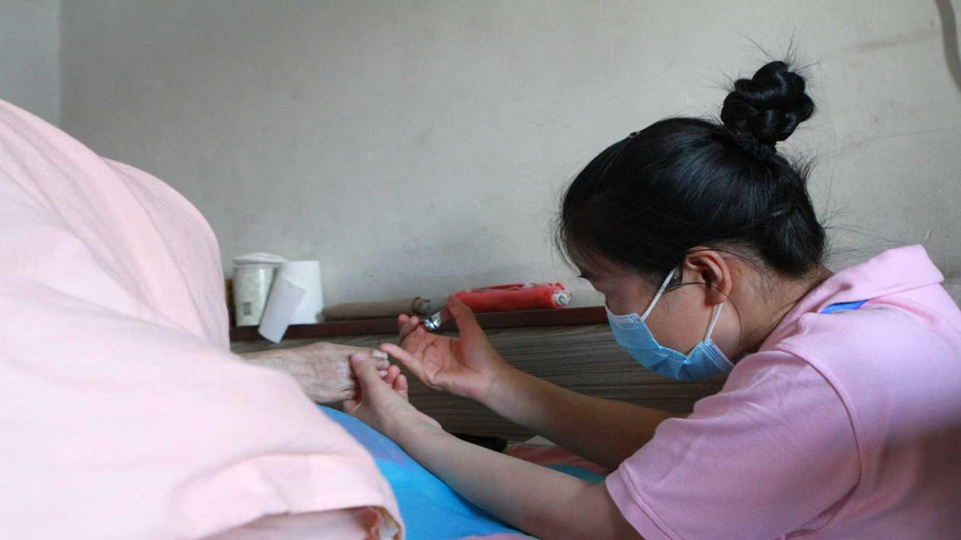 新華網(wǎng)民生觀察丨“小保費(fèi)”撬動(dòng)“大需求”——長護(hù)險(xiǎn)助力破解家庭失能難題