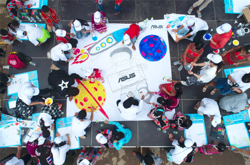 e創(chuàng)公益大使、志愿者和小朋友一同夢想涂鴉