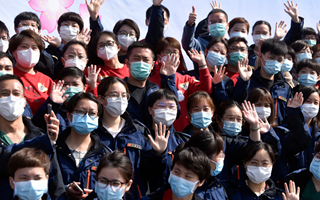 稟父老：樓蘭破，人平安，白衣戰(zhàn)士把家還！