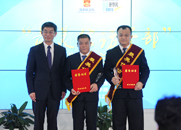 劉正榮為獲獎(jiǎng)?wù)咭踪t孝、張海威頒獎(jiǎng)