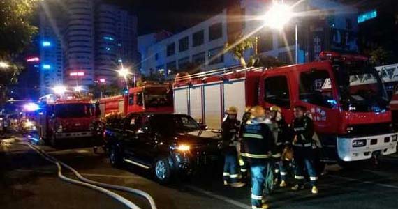 ?？诩瘟甏髲B電纜井起火 玻璃掉落致1人重傷