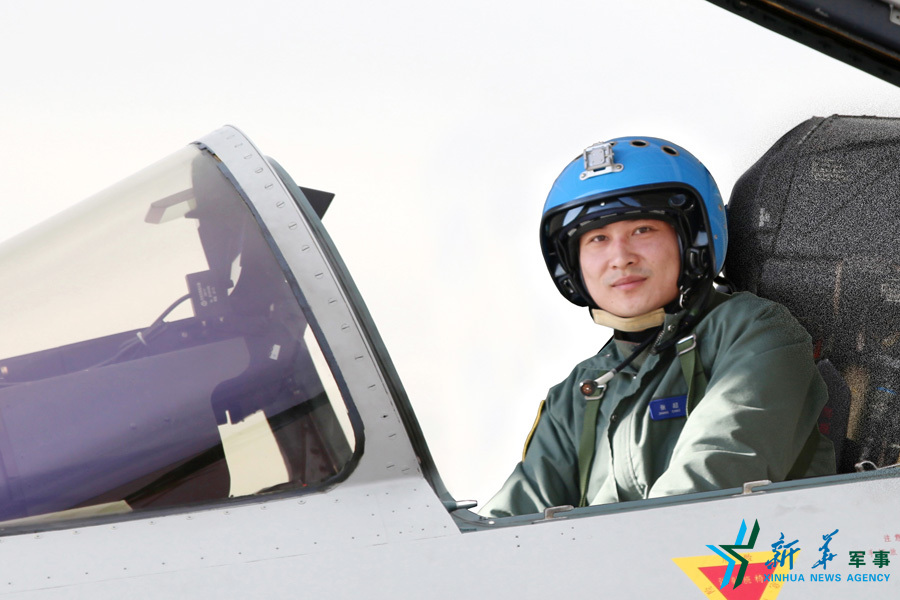 &uarr;戰(zhàn)機(jī)上準(zhǔn)備起飛的張超。