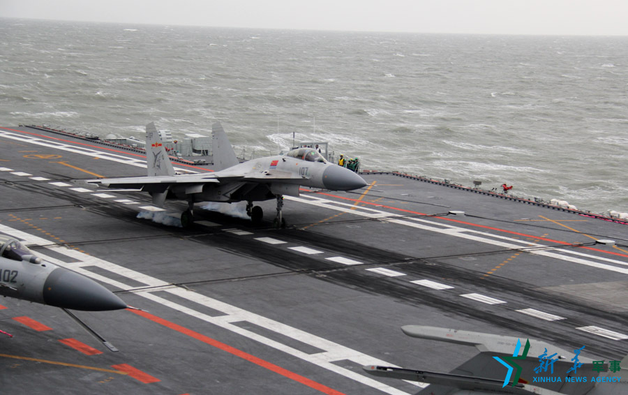 &uarr;資料圖片：艦載戰(zhàn)斗機下落著艦瞬間。