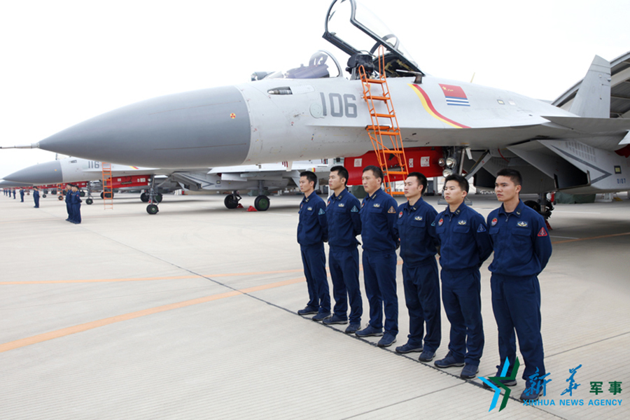&uarr;機務(wù)官兵為戰(zhàn)鷹保駕護航。