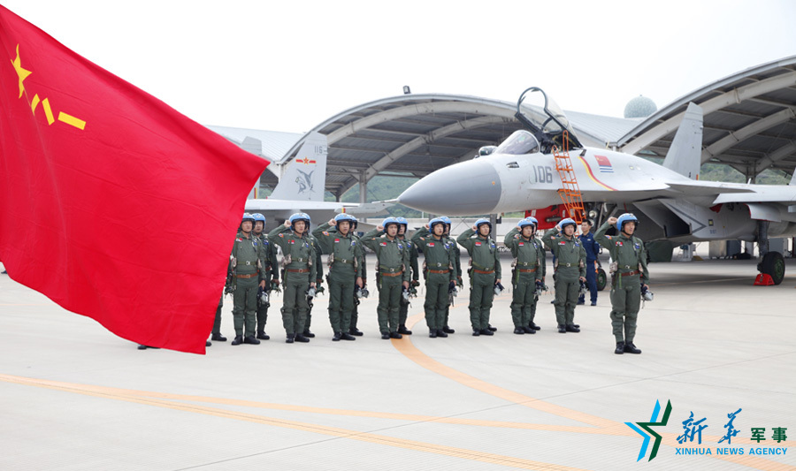 &uarr;軍旗招展，航空驕子對(duì)藍(lán)天宣誓。