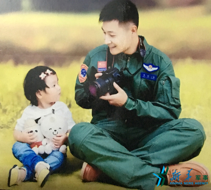 &uarr;資料圖片：被選為艦載戰(zhàn)斗機(jī)飛行員的張超與女兒合影。