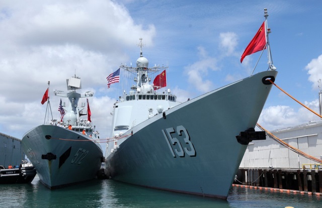 停泊珍珠港碼頭的中國海軍艦艇編隊導(dǎo)彈驅(qū)逐艦西安艦（右）和導(dǎo)彈護衛(wèi)艦衡水艦。