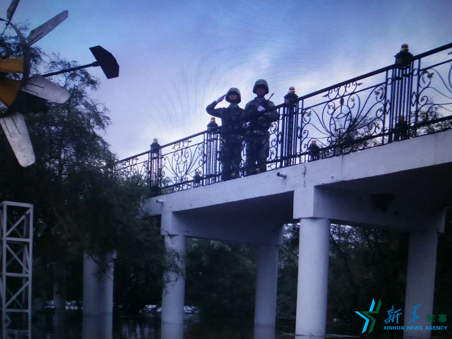 &uarr;中秋佳節(jié)，珍寶島的官兵在洪水中的堅(jiān)守。