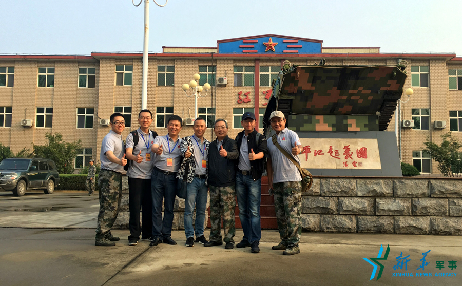 &uarr;&ldquo;我們的長征在路上&rdquo;網(wǎng)絡(luò)名人在&ldquo;平江起義團&rdquo;，為這支成為中國陸軍第一支信息化部隊點贊。