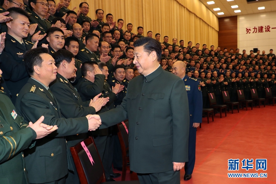 1月23日，習近平專程來到陸軍第65集團軍，深入基層連隊，看望慰問官兵，代表黨中央和中央軍委，向全軍指戰(zhàn)員、武警部隊官兵、民兵預備役人員致以誠摯問候和新春祝福。這是習近平親切接見駐張家口部隊師以上領導干部和團級單位主官。新華社記者李剛攝