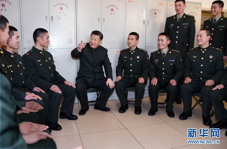1月23日，習近平專程來到陸軍第65集團軍，深入基層連隊，看望慰問官兵，代表黨中央和中央軍委，向全軍指戰(zhàn)員、武警部隊官兵、民兵預備役人員致以誠摯問候和新春祝福。這是習近平在該集團軍&ldquo;大功三連&rdquo;同官兵親切交談。新華社記者李剛攝