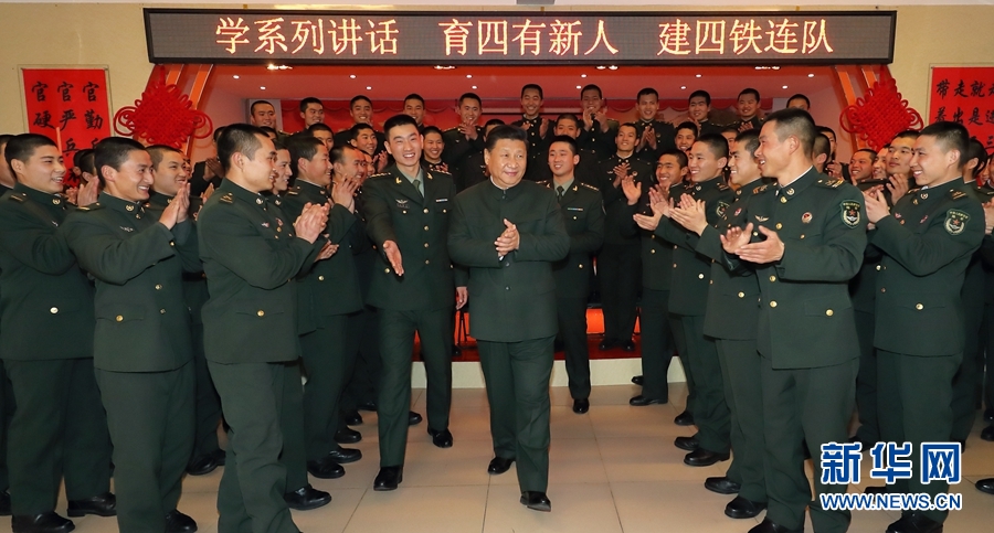 1月23日，習近平專程來到陸軍第65集團軍，深入基層連隊，看望慰問官兵，代表黨中央和中央軍委，向全軍指戰(zhàn)員、武警部隊官兵、民兵預備役人員致以誠摯問候和新春祝福。這是習近平在該集團軍&ldquo;大功三連&rdquo;同官兵在一起。新華社記者李剛攝