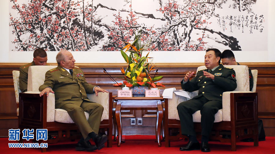 3月28日，中央軍委副主席范長龍?jiān)诒本┽烎~臺(tái)國賓館會(huì)見來華訪問的古巴革命武裝力量部部長萊奧波爾多&middot;辛特拉。 新華社發(fā)（劉芳 攝） 