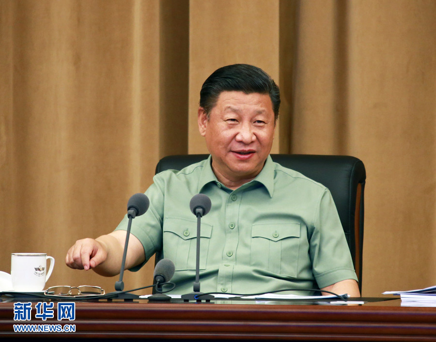5月24日，中共中央總書記、國家主席、中央軍委主席習(xí)近平視察海軍機(jī)關(guān)，親切接見海軍第十二次黨代會(huì)全體代表和海軍機(jī)關(guān)正師職以上領(lǐng)導(dǎo)干部。這是習(xí)近平聽取海軍工作匯報(bào)后發(fā)表重要講話。 新華社記者 查春明 攝 
