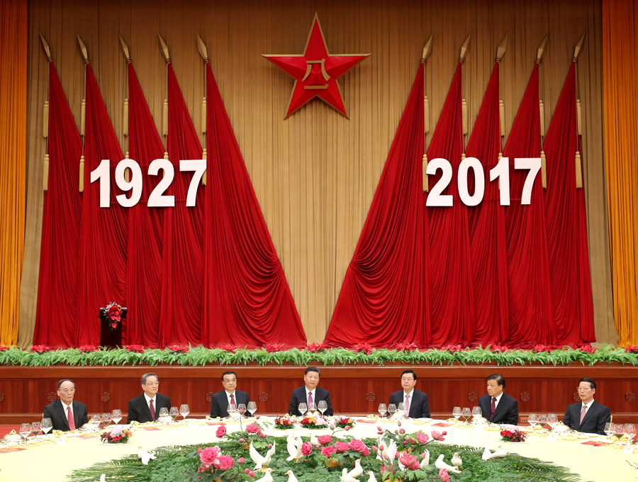 7月31日，中華人民共和國國防部在北京人民大會(huì)堂舉行盛大招待會(huì)，熱烈慶祝中國人民解放軍建軍90周年。中共中央總書記、國家主席、中央軍委主席習(xí)近平和李克強(qiáng)、張德江、俞正聲、劉云山、王岐山、張高麗等黨和國家領(lǐng)導(dǎo)人出席招待會(huì)。新華社記者 鞠鵬 攝