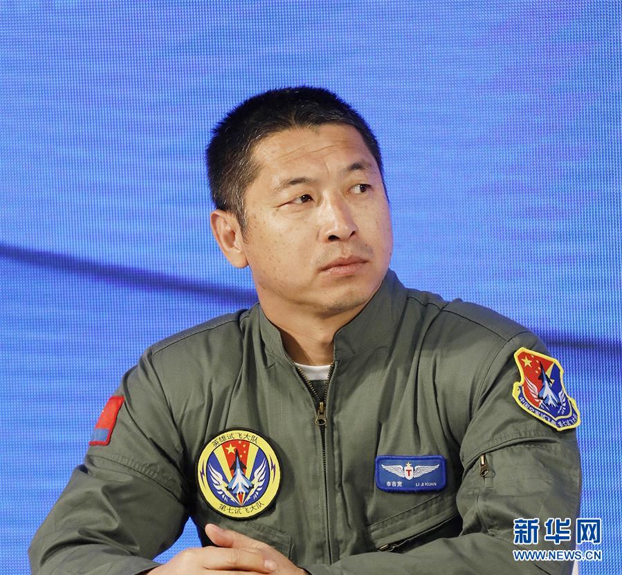 （圖文互動）（3）中國空軍新型戰(zhàn)機飛行員&ldquo;論劍&rdquo;珠海航展
