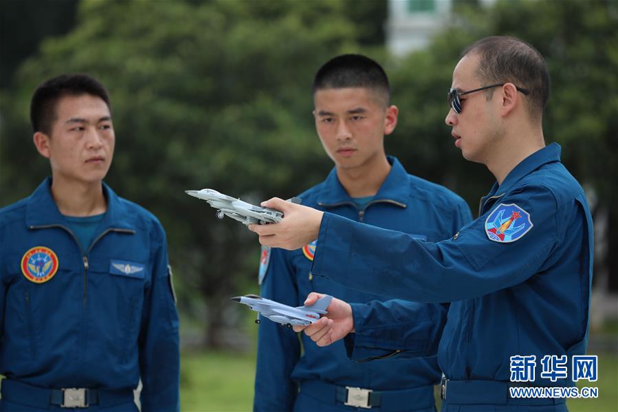 （圖文互動(dòng)）（2）空中驕子&mdash;&mdash;記空軍航空兵某旅飛行二大隊(duì)大隊(duì)長劉飛