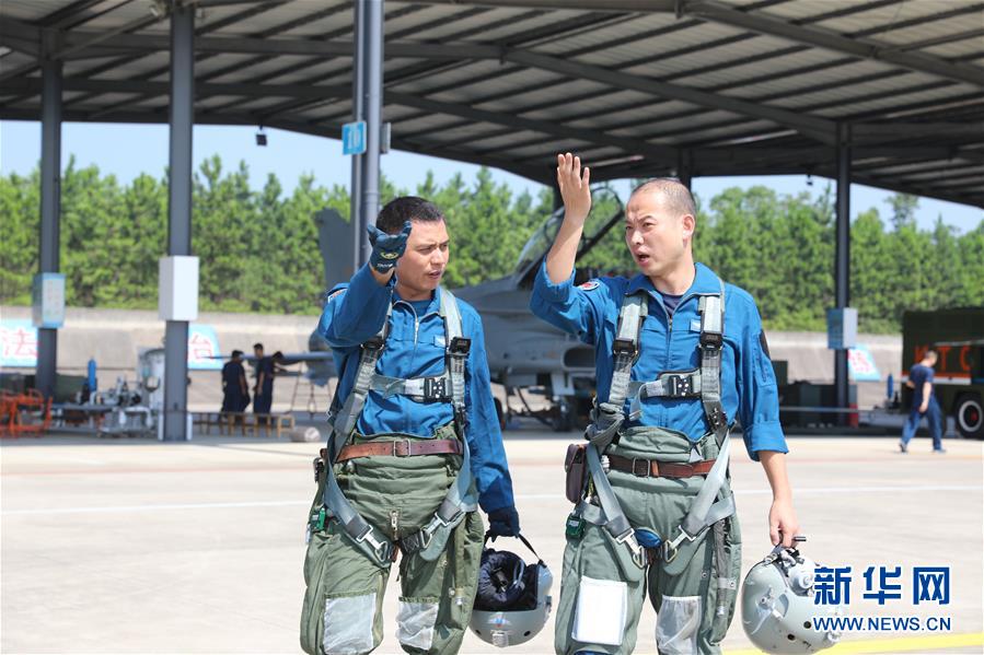 （圖文互動(dòng)）（1）空中驕子&mdash;&mdash;記空軍航空兵某旅飛行二大隊(duì)大隊(duì)長劉飛