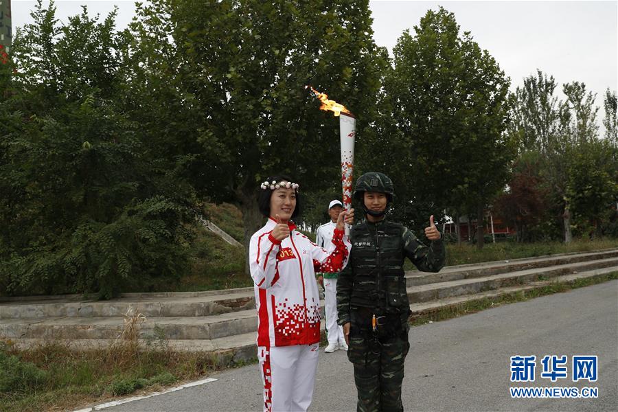 （軍運(yùn)會&middot;圖文互動）（2）軍運(yùn)會軍營火炬?zhèn)鬟f活動最后一站武警獵鷹突擊隊(duì)站舉行（配本社同題文字稿）