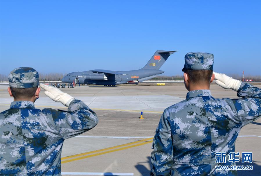 （聚焦疫情防控&middot;圖文互動(dòng)）（12）空軍第四次向武漢大規(guī)模空運(yùn)醫(yī)療隊(duì)員和物資