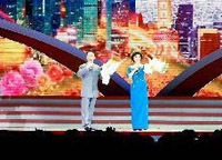 京劇演員于魁智、李勝素獻(xiàn)唱京劇《我是中國人》