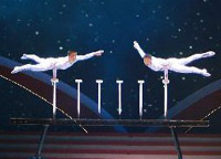 演員汪靜、高鴻陽在晚會(huì)上表演雜技《頂&mdash;&mdash;太極》