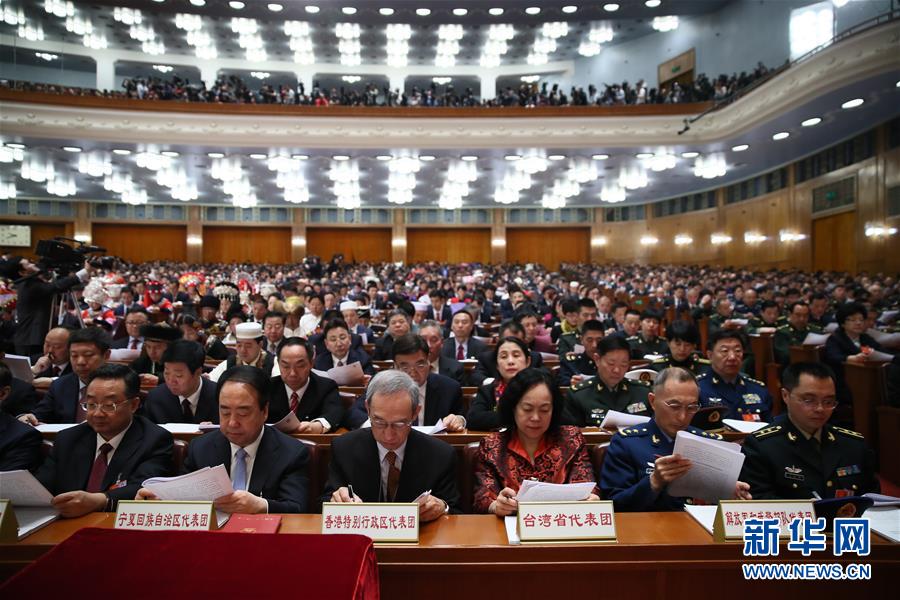（兩會(huì)&middot;人大開幕）（13）共聚一堂