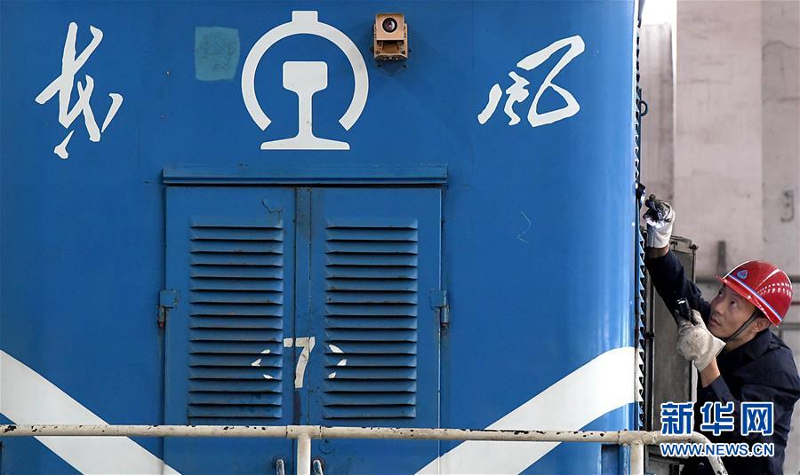 （圖片故事）（2）&ldquo;機(jī)車(chē)醫(yī)生&rdquo;李向前：&ldquo;望聞問(wèn)切&rdquo;保安全