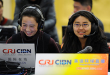 她們，因?yàn)閮蓵ぷ髅β抵利愔? /></a></p>
<p class=