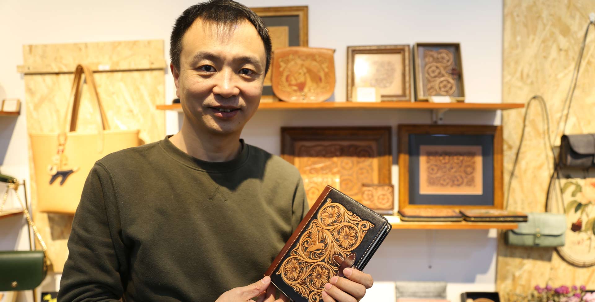 牛皮上的&ldquo;雕刻時(shí)光&rdquo;