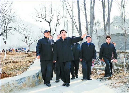 11月27日，省委書(shū)記、省人大常委會(huì)主任張慶黎到加強(qiáng)基層建設(shè)年活動(dòng)聯(lián)系點(diǎn)淶水縣悟空寺村看望慰問(wèn)村民，向當(dāng)?shù)馗刹咳罕娦v黨的十八大精神。這是張慶黎在悟空寺村詳細(xì)了解村容村貌的建設(shè)情況。郭昭 攝