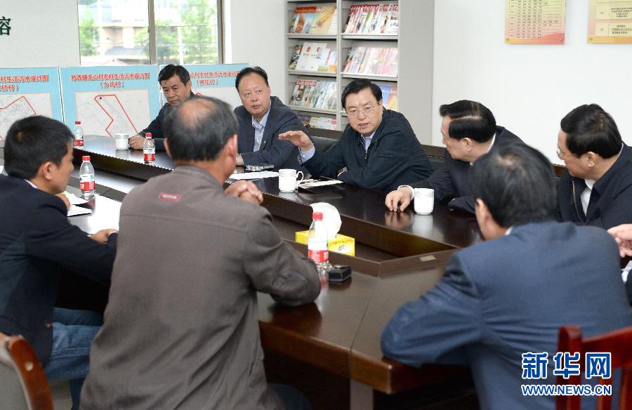 這是5月9日，張德江到湖州市妙西鎮(zhèn)調(diào)研，與基層人大代表座談。新華社記者 馬占成 攝 