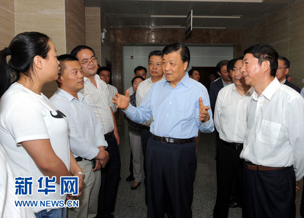 這是7月18日，劉云山在青海省政府行政服務(wù)和公共資源交易中心調(diào)研。新華社記者 饒愛(ài)民 攝