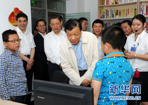 7月17日至19日，中共中央政治局常委、中央書記處書記劉云山在青海調(diào)研。這是7月18日，劉云山在西寧市南山西社區(qū)調(diào)研。 新華社記者饒愛(ài)民 攝