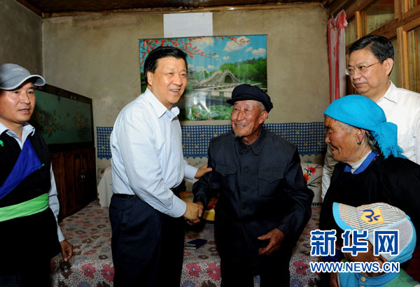 7月17日至19日，中共中央政治局常委、中央書記處書記劉云山在青海調(diào)研。這是7月17日，劉云山在海東市互助土族自治縣東山鄉(xiāng)白牙合村看望老黨員。新華社記者 饒愛(ài)民 攝