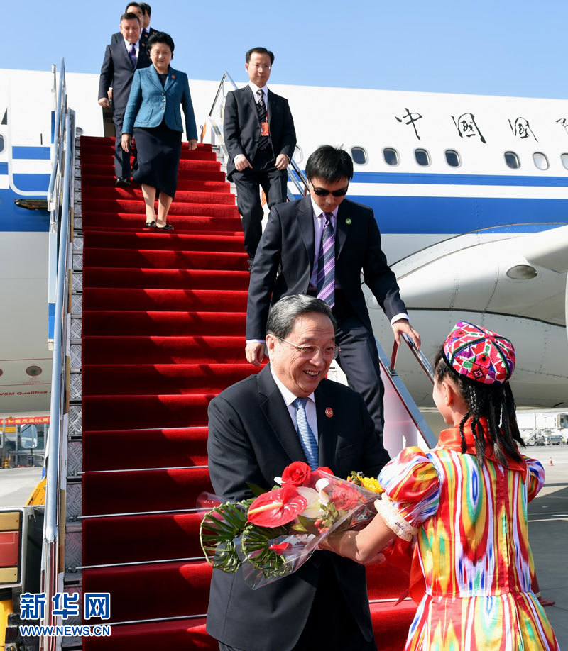 9月25日，以中共中央政治局常委、全國政協(xié)主席俞正聲為團(tuán)長的中央代表團(tuán)飛抵烏魯木齊，出席新疆維吾爾自治區(qū)成立60周年慶?；顒?。新華社記者 饒愛民 攝