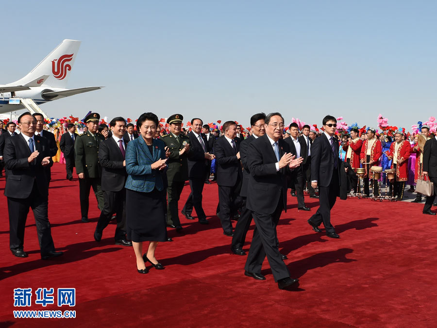 9月25日，以中共中央政治局常委、全國政協(xié)主席俞正聲為團(tuán)長的中央代表團(tuán)飛抵烏魯木齊，出席新疆維吾爾自治區(qū)成立60周年慶?；顒?。新華社記者 高潔 攝