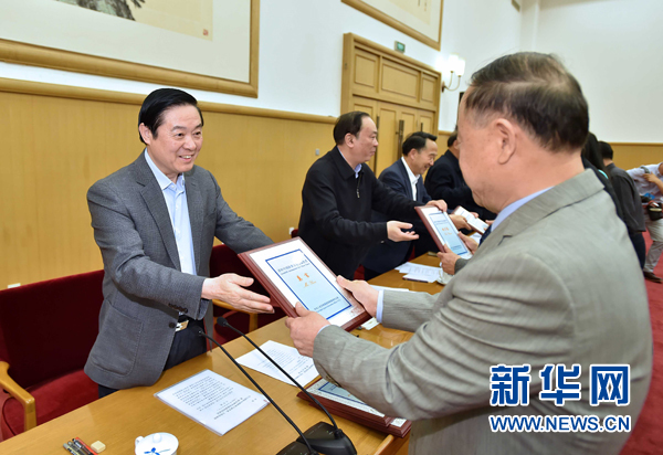 4月8日，中共中央政治局委員、中央書記處書記、中宣部部長(zhǎng)劉奇葆在北京同講好中國(guó)故事專家學(xué)者、文化交流使者研討班學(xué)員座談。這是劉奇葆在座談會(huì)上向獲得講好中國(guó)故事文化交流使者稱號(hào)的代表頒發(fā)證書。新華社記者 李濤 攝
