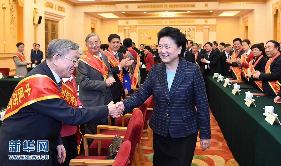 12月29日，中共中央政治局委員、國務院副總理劉延東在北京與中醫(yī)藥高等學校教學名師座談。這是座談會前，劉延東與獲得表彰的教師握手。新華社記者 張鐸 攝