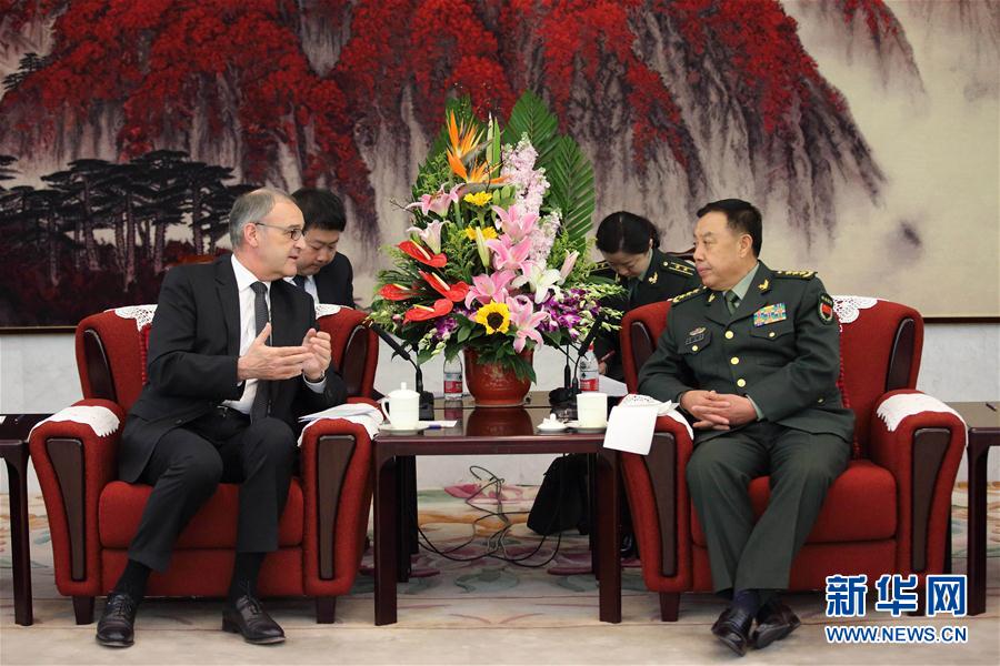 3月31日，中央軍委副主席范長龍在北京會見來訪的瑞士國防、民防和體育部長帕莫蘭。 新華社記者 劉芳 攝