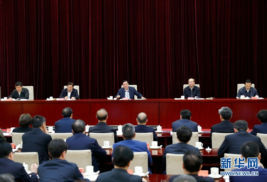 4月13日，中央宣傳部、中央政法委在北京召開貫徹落實《關(guān)于進一步把社會主義核心價值觀融入法治建設(shè)的指導(dǎo)意見》電視電話會議。中共中央政治局委員、中央書記處書記、中宣部部長劉奇葆出席會議并講話。新華社記者丁海濤攝