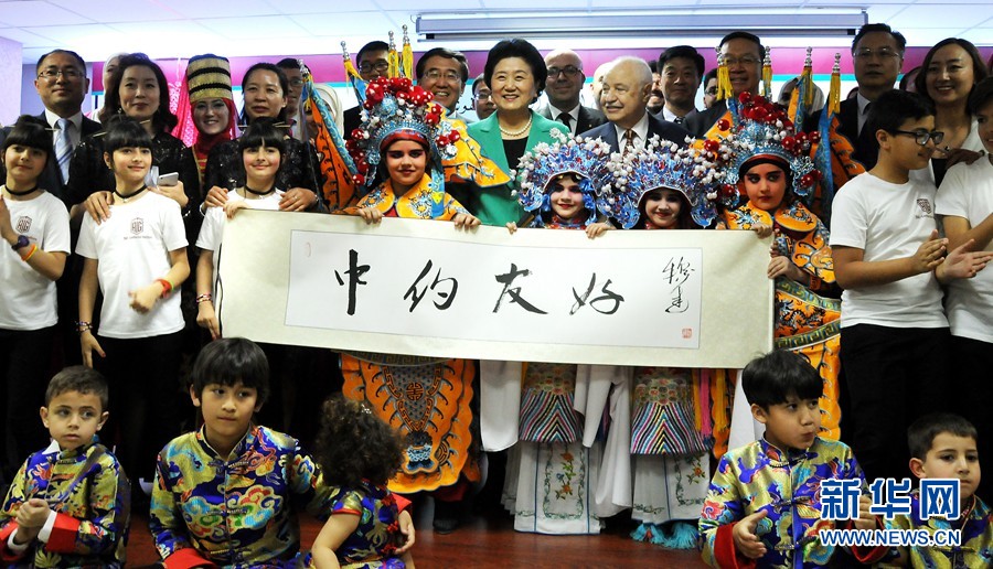 4月20日，在約旦首都安曼，中國國務(wù)院副總理劉延?xùn)|（中）考察TAG孔子學(xué)院。 新華社記者林曉蔚攝