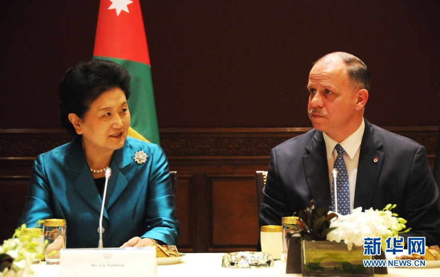 4月20日，在約旦首都安曼，約旦代國(guó)王費(fèi)薩爾（右）會(huì)見(jiàn)中國(guó)國(guó)務(wù)院副總理劉延?xùn)|。 新華社記者林曉蔚攝