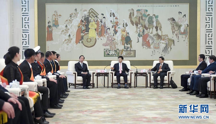 4月24日，第十三屆全國見義勇為英雄模范表彰大會在北京人民大會堂召開。會前，中共中央政治局委員、中央政法委書記孟建柱與見義勇為英雄模范及家屬代表座談。國務委員、公安部部長郭聲琨出席座談會并在表彰大會上講話。新華社記者 張鐸 攝