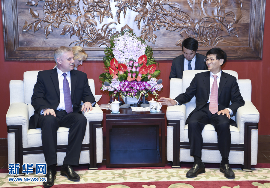 4月26日，中共中央政治局委員、中央政法委書記孟建柱在北京會(huì)見白俄羅斯安全會(huì)議國(guó)務(wù)秘書扎西。 新華社記者 張領(lǐng) 攝