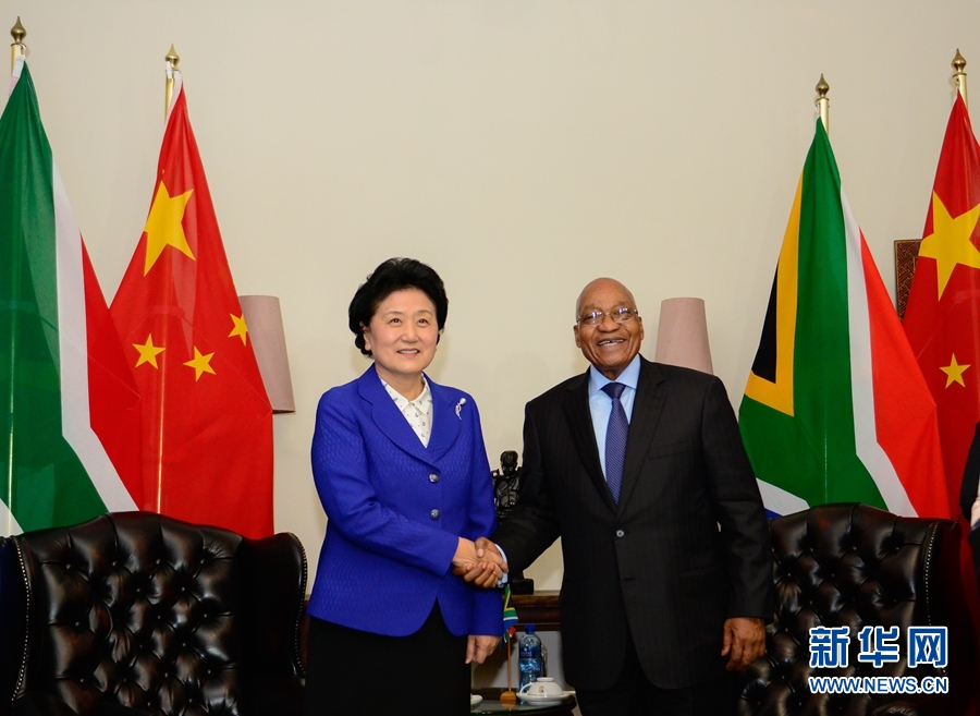 4月25日，南非總統(tǒng)祖馬（右）在比勒陀利亞總統(tǒng)官邸會(huì)見正在對(duì)南非進(jìn)行正式訪問并出席中南高級(jí)別人文交流機(jī)制首次會(huì)議的中國國務(wù)院副總理劉延?xùn)|。 新華社記者 翟健嵐 攝